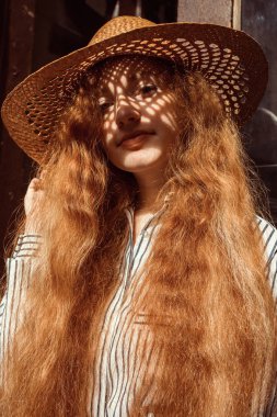 İhale genç kırmızı saçlı modeli gölge onun SK ile hasır şapkalı