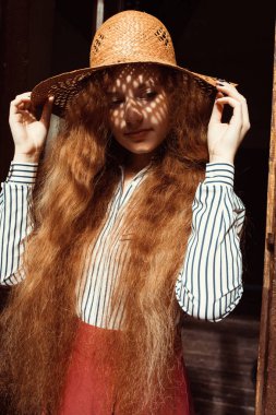 Güzel genç kırmızı saçlı model saman h uzun kıvırcık saçlı