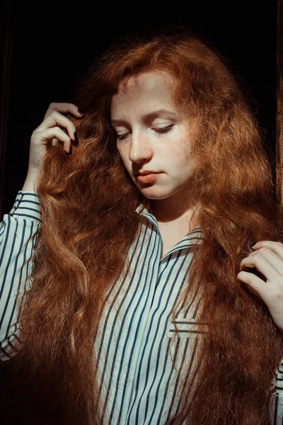 Πανέμορφα κόκκινα μαλλιά μοντέλο με φακίδες. Γυναίκα με σκιά σε αυτός — Φωτογραφία Αρχείου