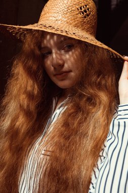 Hasır Şapkalı uzun dalgalı saçlı güzel genç kırmızı saçlı modeli 