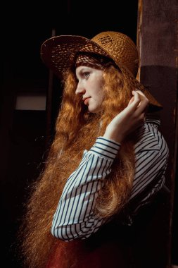 Çekici genç kırmızı saçlı model o gölge ile hasır şapkalı