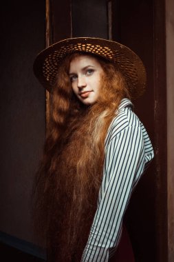 O poz hasır şapkalı çilli güzel genç zencefil modeli