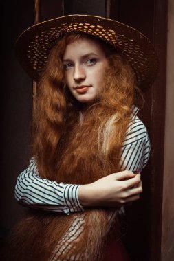 Ben poz hasır şapkalı uzun dalgalı saçlı görkemli Kızıl saçlı kadın