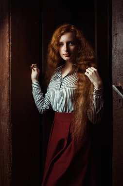 Güzel genç kırmızı saçlı model uzun gür saçlı. Kadın posi
