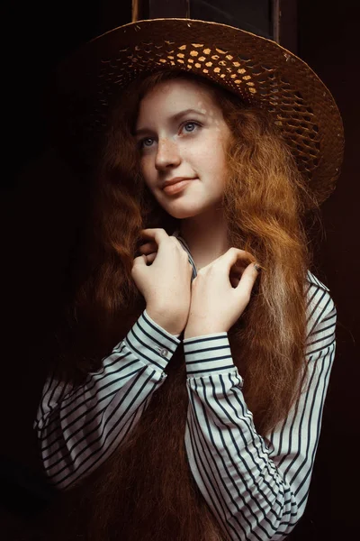 Lovely ruiva modelo com longos cabelos encaracolados em chapéu de palha posando ne — Fotografia de Stock