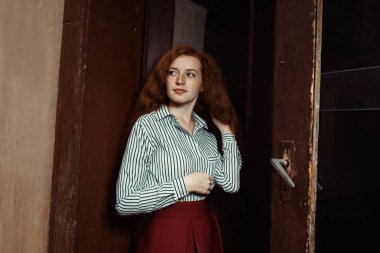 Muhteşem genç kırmızı saçlı modelinde stripred gömlek ve kırmızı etek 