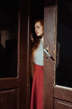 Eski w açılış uzun kıvırcık saçlı genç ve güzel kırmızı saçlı modeli