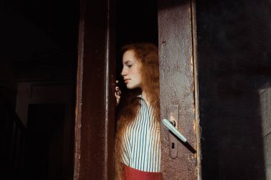 Harika genç kırmızı saçlı model ol açılış uzun kıvırcık saçlı