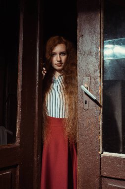 Güzel genç kırmızı saçlı model uzun gür saçlı yaşlı açma