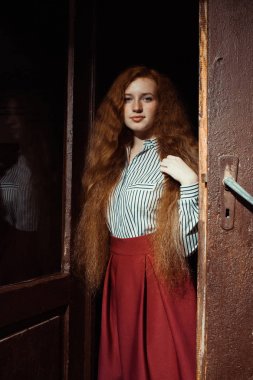 Muhteşem genç zencefil modeli dalgalı Kızıl saçlı ve çilli stan