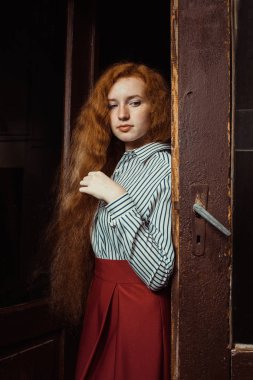 Yemyeşil Kızıl saçlı ve çilli ayakta üzgün genç zencefil modeli 