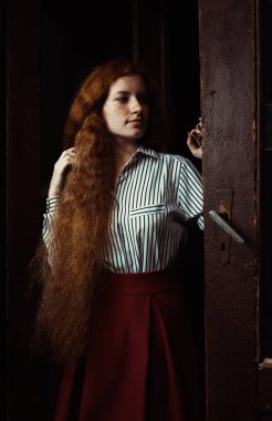 Hoş kız uzun saçlı ve çilli o ayakta zencefil