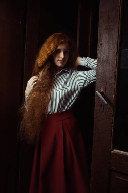 Çekici genç kırmızı saçlı model poz uzun gür saçlı 