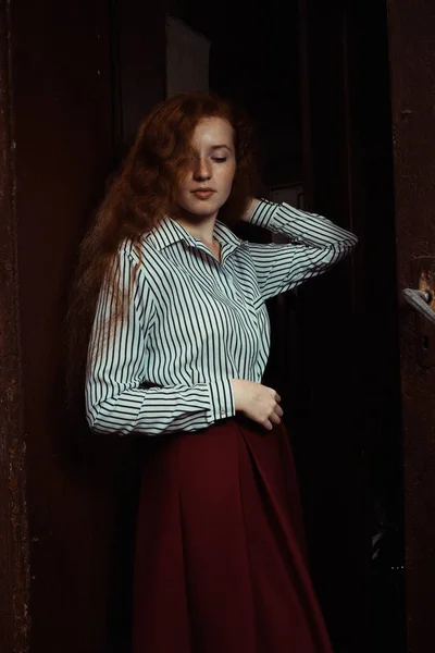 Sensual modelo de pelo rojo joven en camisa a rayas y falda roja s —  Fotos de Stock