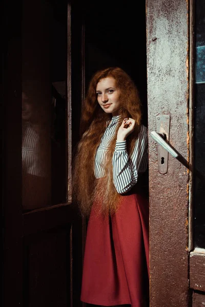 Eski w açılış uzun gür saçlı gülümseyen genç kırmızı saçlı kadın