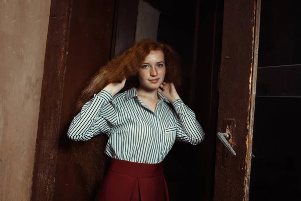 Uzun saçlı ve çilli inci duran güzel zencefil kızla