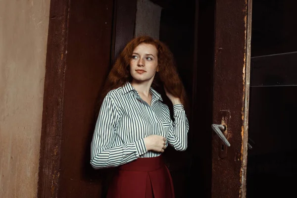 Muhteşem genç kırmızı saçlı modelinde stripred gömlek ve kırmızı etek 