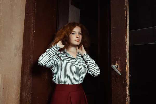 Kızıl saçlı ve çilli eski duran güzel kızla