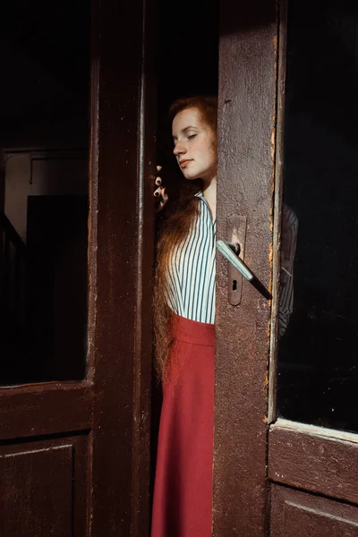 Eski w açılış uzun kıvırcık saçlı genç ve güzel kırmızı saçlı modeli