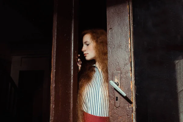 Harika genç kırmızı saçlı model ol açılış uzun kıvırcık saçlı