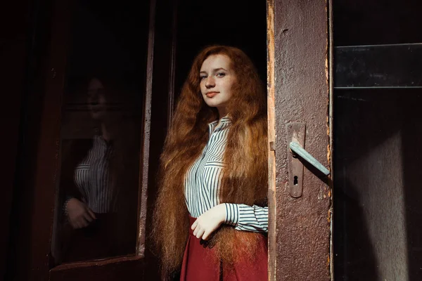 Jovem modelo de gengibre macio com cabelo vermelho exuberante e sardas standi — Fotografia de Stock