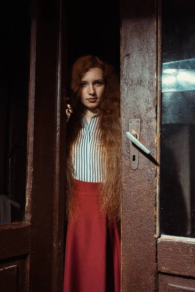 Güzel genç kırmızı saçlı model uzun gür saçlı yaşlı açma