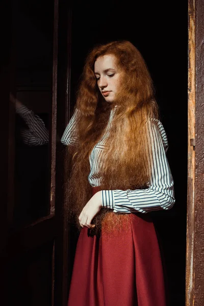 Romantik genç zencefil modeli yemyeşil Kızıl saçlı ve çilli stan