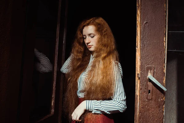Gyönyörű fiatal gyömbér modell csukott szemmel és buja vörös hajú — Stock Fotó