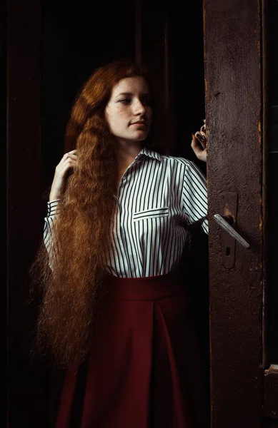 Hoş kız uzun saçlı ve çilli o ayakta zencefil