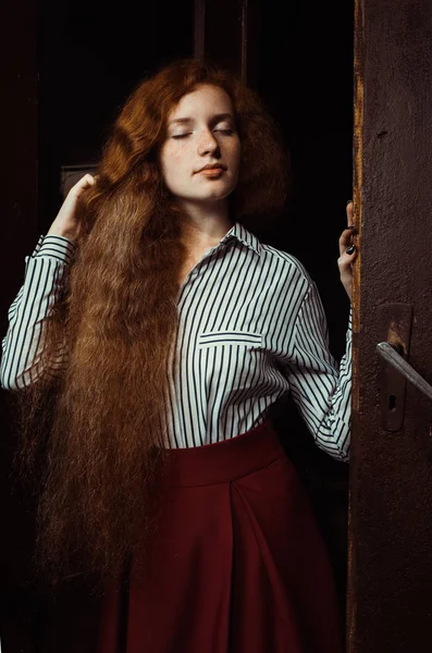 Güzel genç zencefil model kapalı gözler ve kıvırcık kırmızı saç