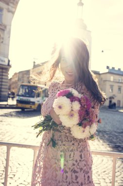 Sokağın poz şık elbiseli güzel esmer modeli 