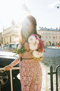 Romantik esmer buket çiçek tutan dantel elbise modeli