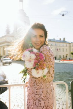 Buket tutan şık elbiseli güzel esmer modeli 