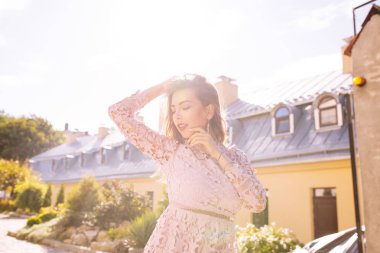 Genç ve güzel modeli dantel elbise, cadde ışınları olarak poz