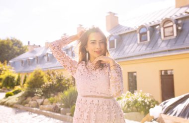 Sabah güneş ile city adlı poz güzel genç kadın