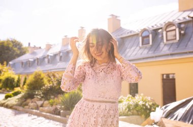 Mutlu tabaklanmış model Güneş ile sabah sokağın poz 