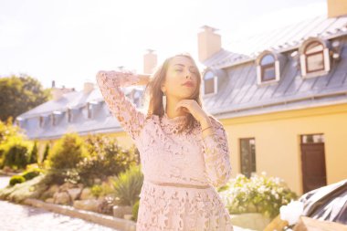 Çekici tabaklanmış model ile akşam sokağın poz