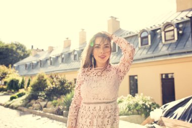 Cadde'poz şık elbiseli şık genç modeli