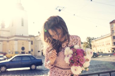 Moda sokak w poz içinde mutlu esmer kadın