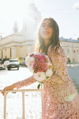 Güzel genç buket çiçek tutan dantel elbise modeli