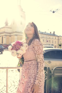 Sokak w poz şık elbiseli çekici esmer modeli