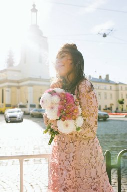 Mutlu genç esmer modeli ile bir buket çiçek ile güneş fl