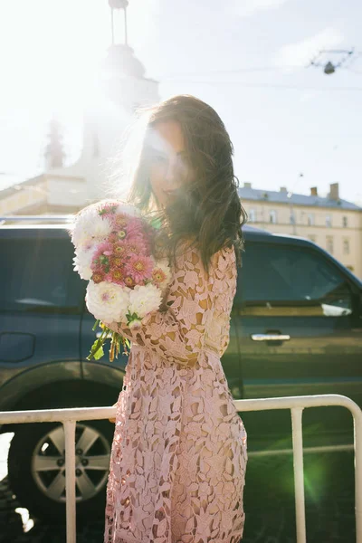 Buket tutan şık elbiseli şanlı esmer modeli 