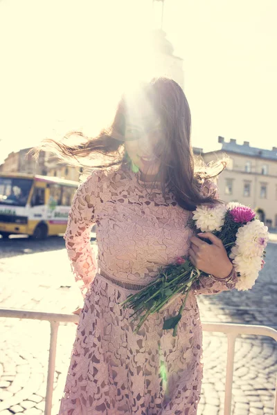Стильная брюнетка модель в модном платье позирует на улице — стоковое фото