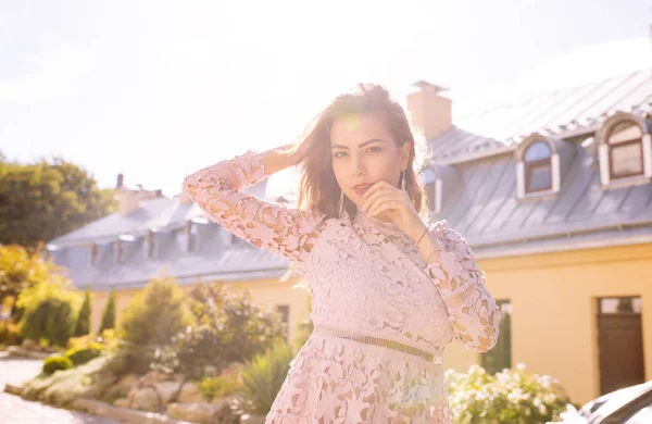 Esmer modelde şık dantel elbise, cadde olarak poz