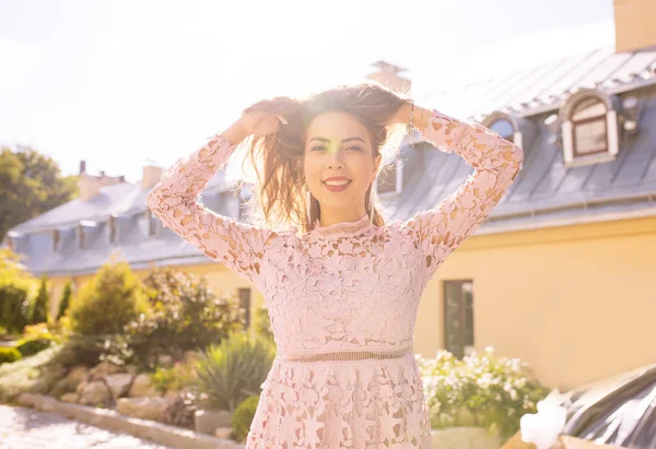 Harika esmer model city adlı sabah SU'da poz