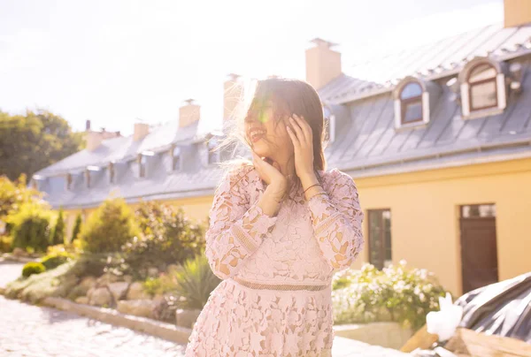 Güzel tabaklanmış model ile sabah sokağın poz 