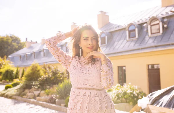 Sabah güneş ile city adlı poz güzel genç kadın