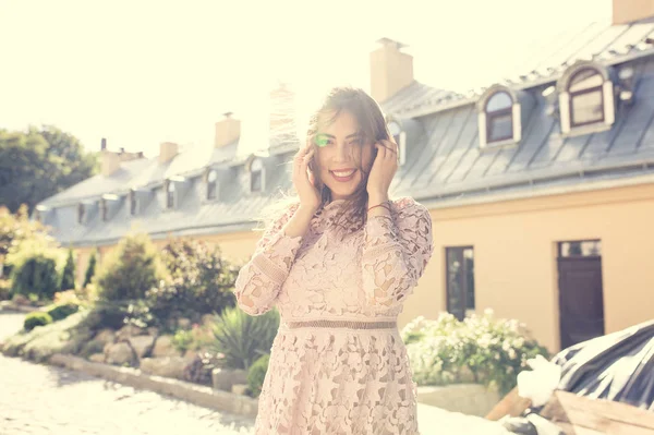 Gülümseyen, cadde olarak poz şık elbiseli genç kadın