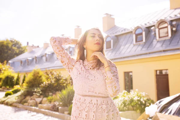 Çekici tabaklanmış model ile akşam sokağın poz